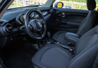 Подержанный автомобиль MINI Hatch 2018 года (12 фото)
