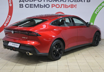 Подержанный автомобиль Changan UNI-V 2024 года (7 фото)