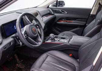Подержанный автомобиль Hongqi HS3 2024 года (10 фото)