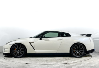 Подержанный автомобиль Nissan GT-R 2011 года (8 фото)