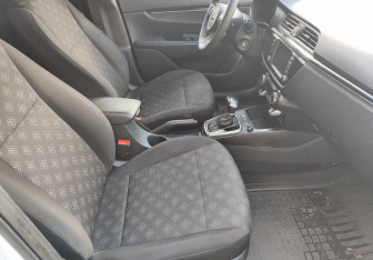 Подержанный автомобиль Kia Rio Hatchback 2018 года (9 фото)