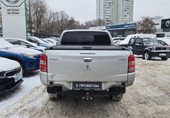 Подержанный автомобиль Mitsubishi L200 2018 года (7 фото)