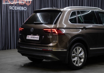 Подержанный автомобиль Volkswagen Tiguan 2017 года (27 фото)