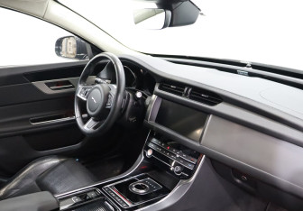 Подержанный автомобиль Jaguar XF Sedan 2019 года (9 фото)