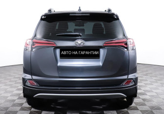 Подержанный автомобиль Toyota RAV4 2015 года (6 фото)