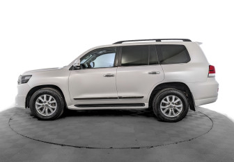 Подержанный автомобиль Toyota Land Cruiser Suv 2016 года (8 фото)