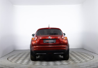 Подержанный автомобиль Nissan Juke 2011 года (6 фото)