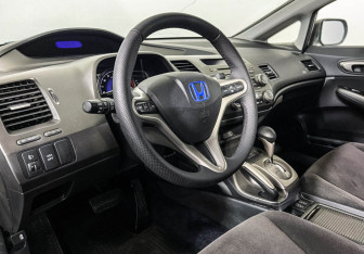 Подержанный автомобиль Honda Civic Sedan 2007 года (13 фото)
