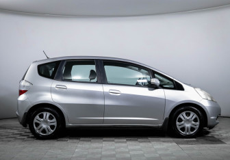 Подержанный автомобиль Honda Jazz 2009 года (4 фото)