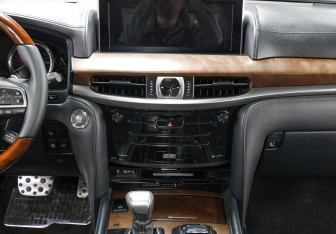 Подержанный автомобиль Lexus LX 2018 года (14 фото)