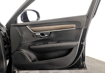 Подержанный автомобиль Volvo V90 Cross Country 2019 года (25 фото)