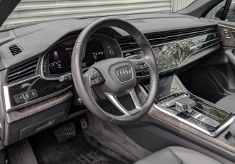 Подержанный автомобиль Audi Q7 2020 года (15 фото)
