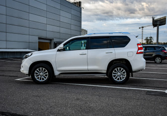 Подержанный автомобиль Toyota Land Cruiser Prado 2014 года (8 фото)
