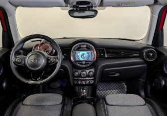 Подержанный автомобиль MINI Hatch 2019 года (13 фото)