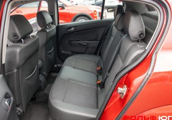 Подержанный автомобиль Opel Astra Hatchback 2008 года (8 фото)