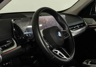Подержанный автомобиль BMW X1 2025 года (11 фото)