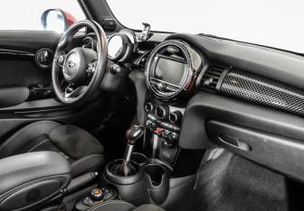 Подержанный автомобиль MINI Hatch 2017 года (23 фото)