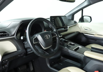 Подержанный автомобиль Toyota Sienna 2021 года (13 фото)