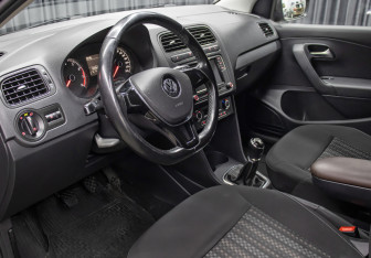 Подержанный автомобиль Volkswagen Polo Sedan 2015 года (16 фото)