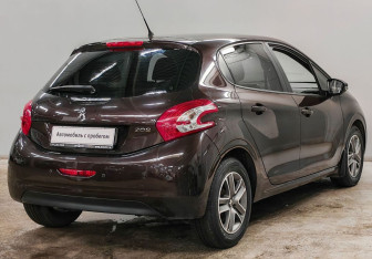 Подержанный автомобиль Peugeot 208 2013 года (5 фото)
