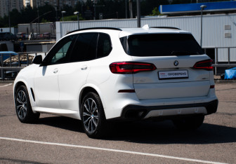Подержанный автомобиль BMW X5 2019 года (7 фото)