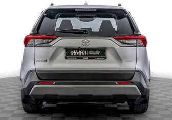 Подержанный автомобиль Toyota RAV4 2021 года (6 фото)