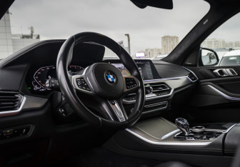Подержанный автомобиль BMW X5 2021 года (14 фото)