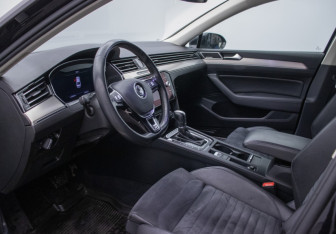 Подержанный автомобиль Volkswagen Passat Sedan 2017 года (10 фото)