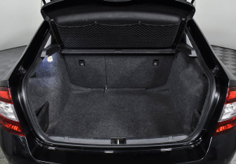 Подержанный автомобиль Skoda Rapid Liftback 2015 года (14 фото)