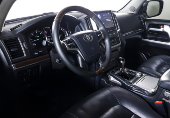 Подержанный автомобиль Toyota Land Cruiser Suv 2018 года (17 фото)