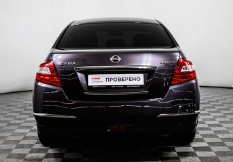 Подержанный автомобиль Nissan Teana 2010 года (6 фото)