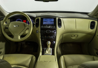 Подержанный автомобиль Infiniti EX 2009 года (12 фото)