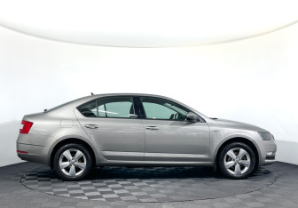 Подержанный автомобиль Skoda Octavia Liftback 2019 года (4 фото)