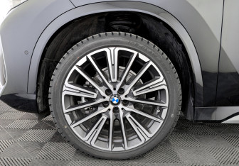 Подержанный автомобиль BMW X1 2025 года (18 фото)