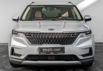 Подержанный автомобиль Kia Carnival 2021 года (2 фото)