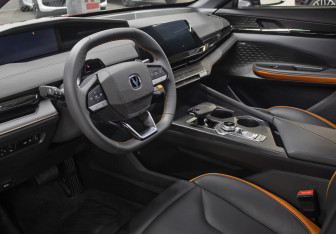 Подержанный автомобиль Changan UNI-V 2023 года (13 фото)