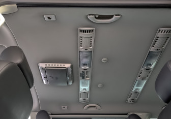 Подержанный автомобиль Volkswagen Multivan 2012 года (27 фото)