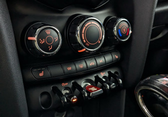 Подержанный автомобиль MINI Hatch 2017 года (15 фото)