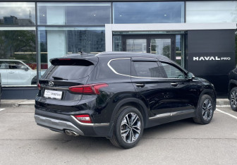 Подержанный автомобиль Hyundai Santa Fe 2019 года (5 фото)