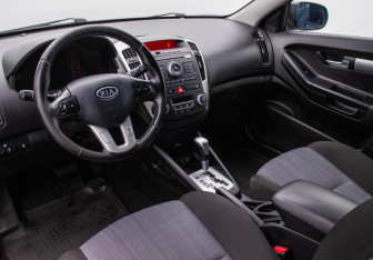 Подержанный автомобиль Kia Ceed Hatchback 2011 года (10 фото)