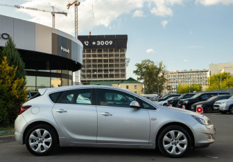 Подержанный автомобиль Opel Astra Hatchback 2011 года (3 фото)