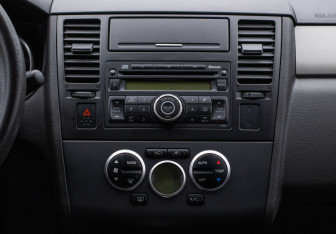 Подержанный автомобиль Nissan Tiida Hatchback 2008 года (14 фото)