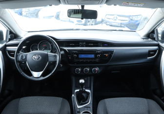Подержанный автомобиль Toyota Corolla Sedan 2013 года (12 фото)