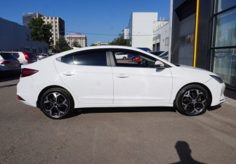 Подержанный автомобиль Hyundai Elantra Sedan 2019 года (4 фото)