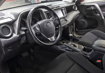 Подержанный автомобиль Toyota RAV4 2019 года (15 фото)