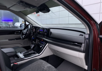 Подержанный автомобиль Kia Carnival 2021 года (26 фото)