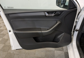 Подержанный автомобиль Skoda Rapid Liftback 2019 года (18 фото)