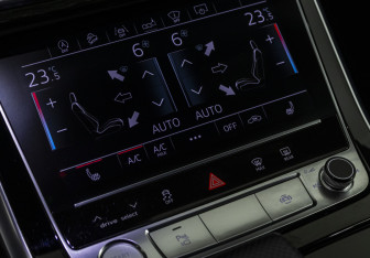 Подержанный автомобиль Audi Q8 2019 года (16 фото)