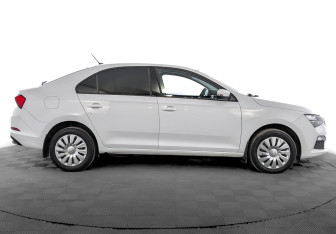 Подержанный автомобиль Skoda Rapid Liftback 2022 года (4 фото)
