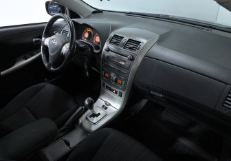 Подержанный автомобиль Toyota Corolla Sedan 2008 года (9 фото)